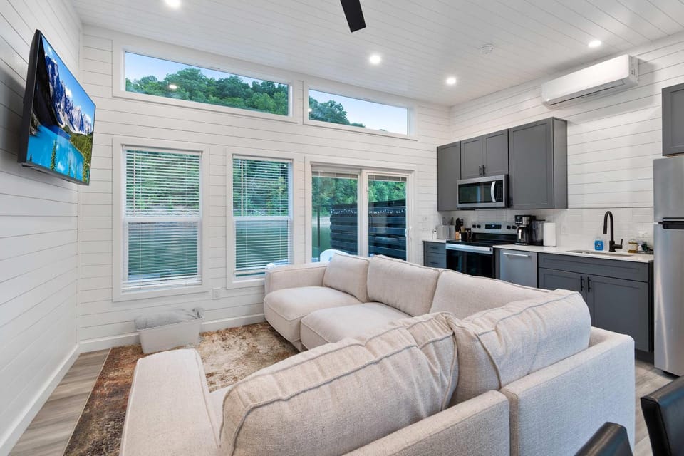 Large On-the-Water Stay w Boat Ramp Access House in Lake Cumberland