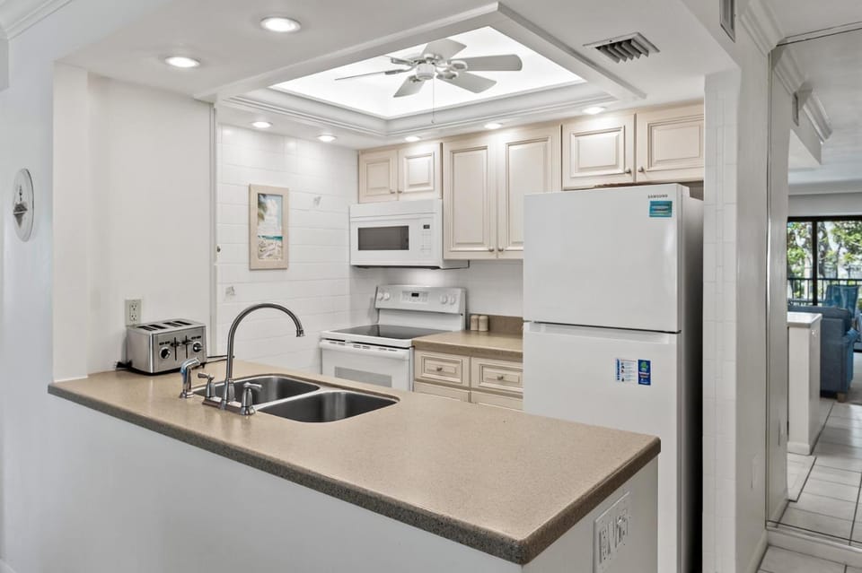 #1032 Sanibel Moorings Courtyard View House in Sanibel Island