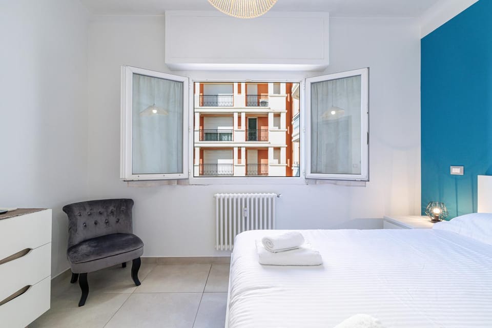 Photo of the whole room, Bedroom, heating, air conditioner