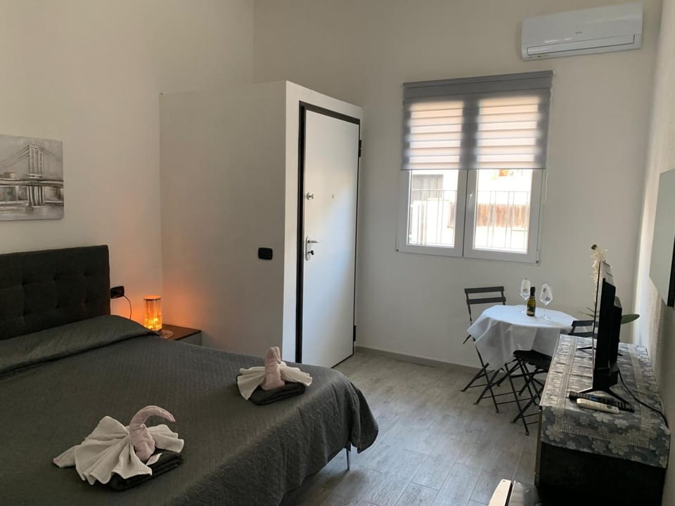 Bed, TV and multimedia, Photo of the whole room, Bedroom, towels, air conditioner