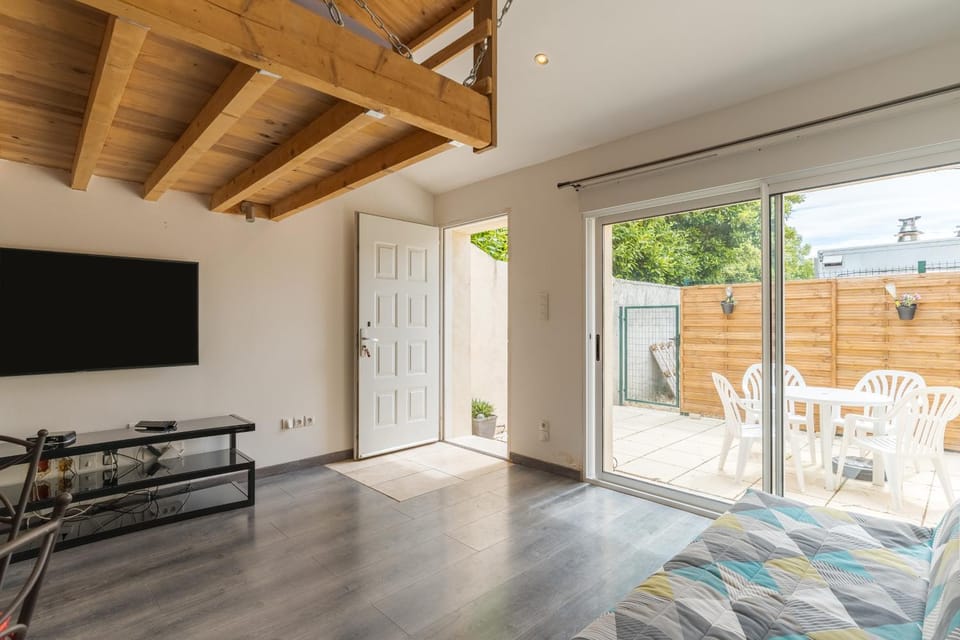 Studio cosy mezzanine et terrasse House in Mallemort