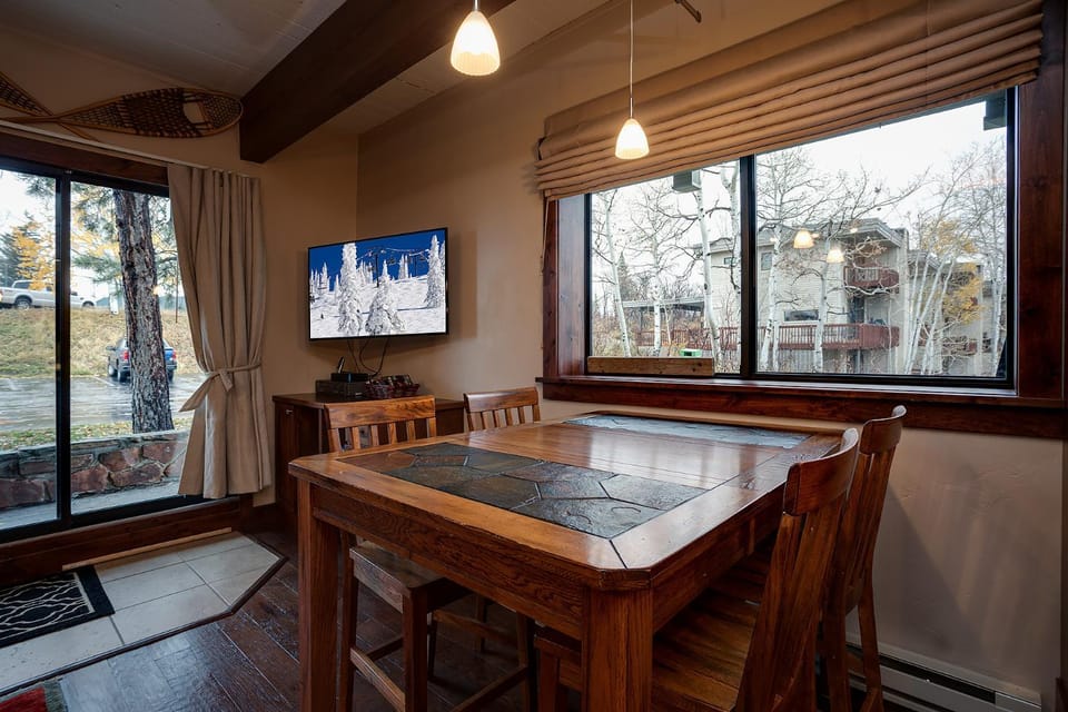 Day, TV and multimedia, View (from property/room), Dining area, Autumn, furniture, air conditioner
