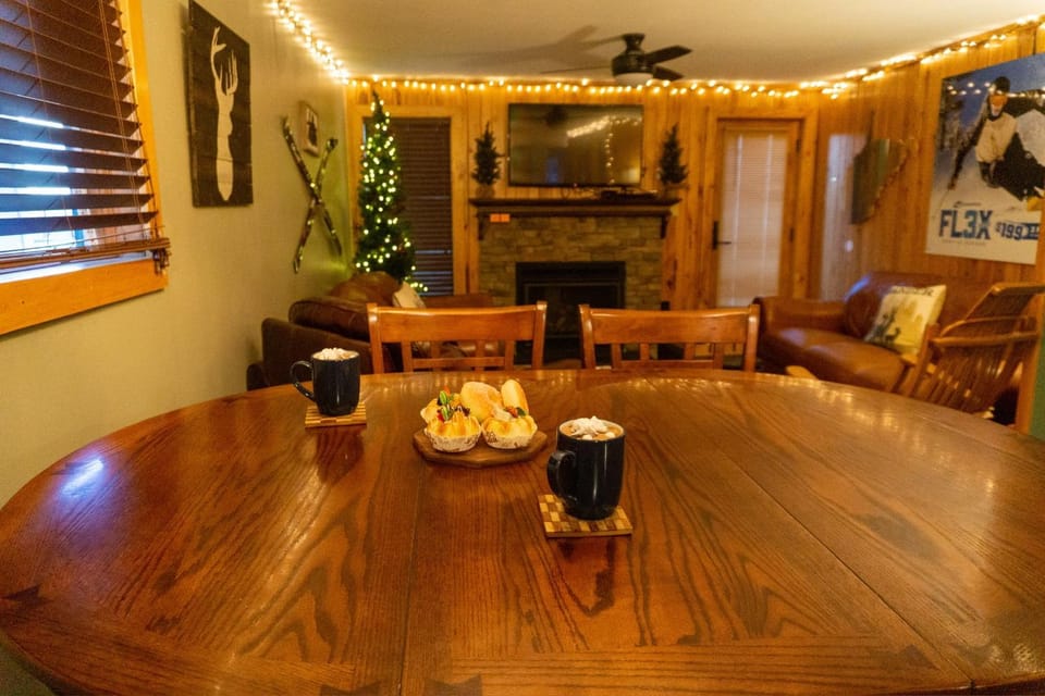 TV and multimedia, Living room, Seating area, Dining area
