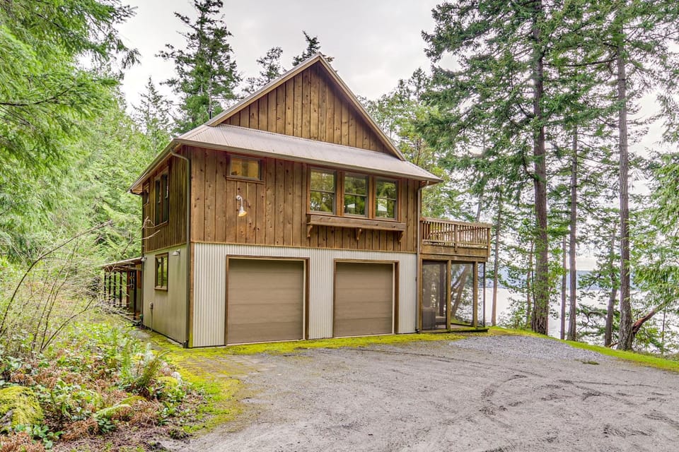 Private Beach & Hot Tub: Eastsound Waterfront Gem House in Washington
