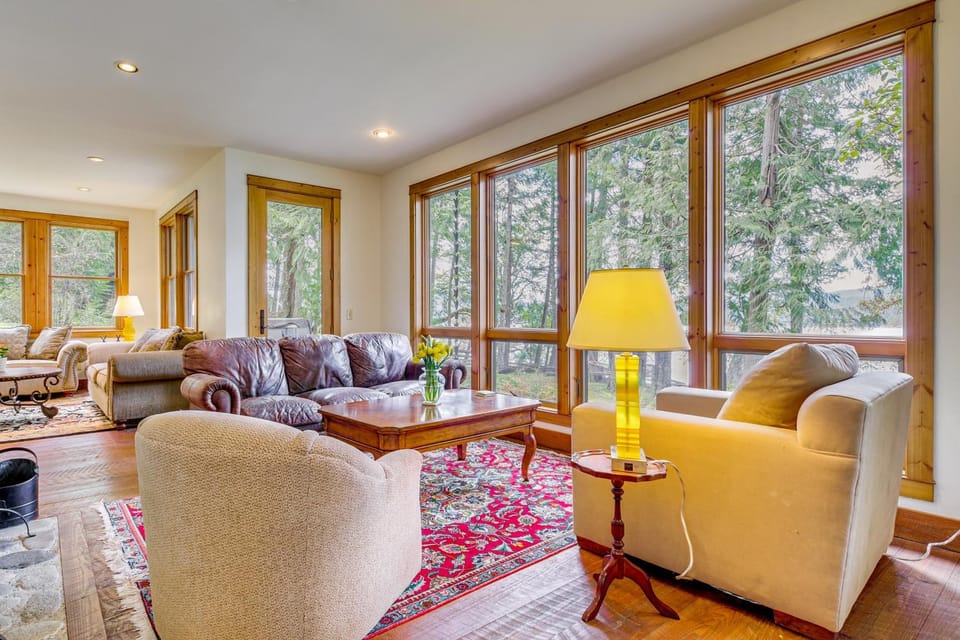Private Beach & Hot Tub: Eastsound Waterfront Gem House in Washington