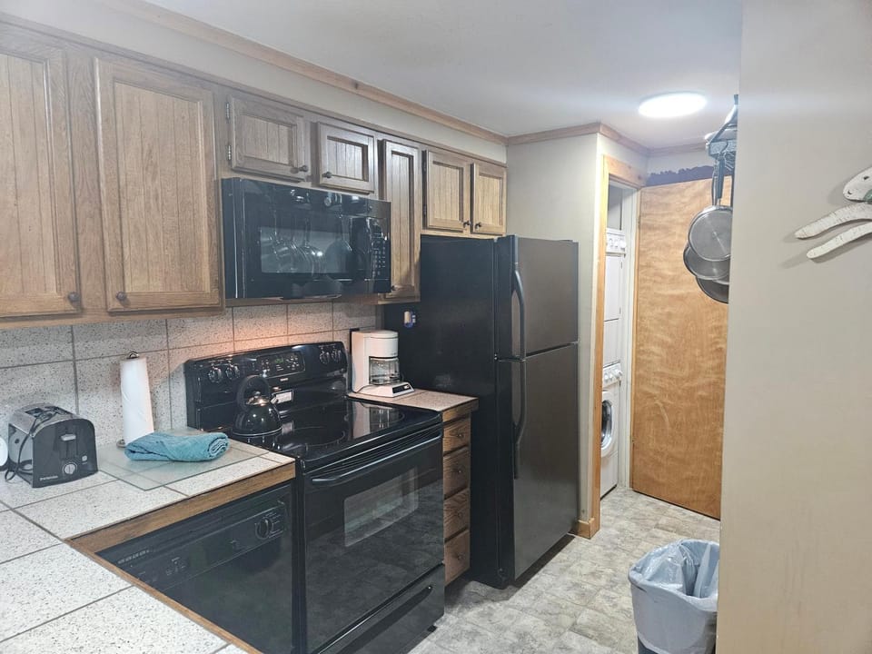 Coffee/tea facilities, Kitchen or kitchenette, dishwasher, oven, stove, kitchen