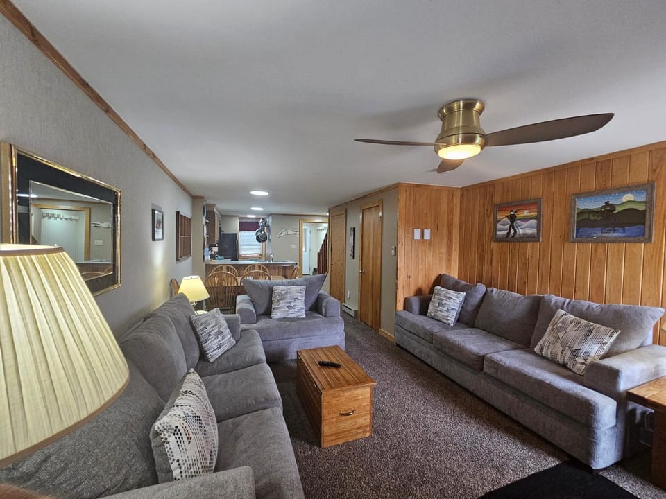 TV and multimedia, Kitchen or kitchenette, Living room, Seating area, Dining area