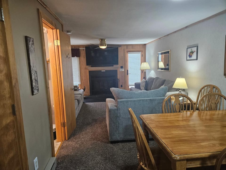 TV and multimedia, Living room, Seating area, Dining area