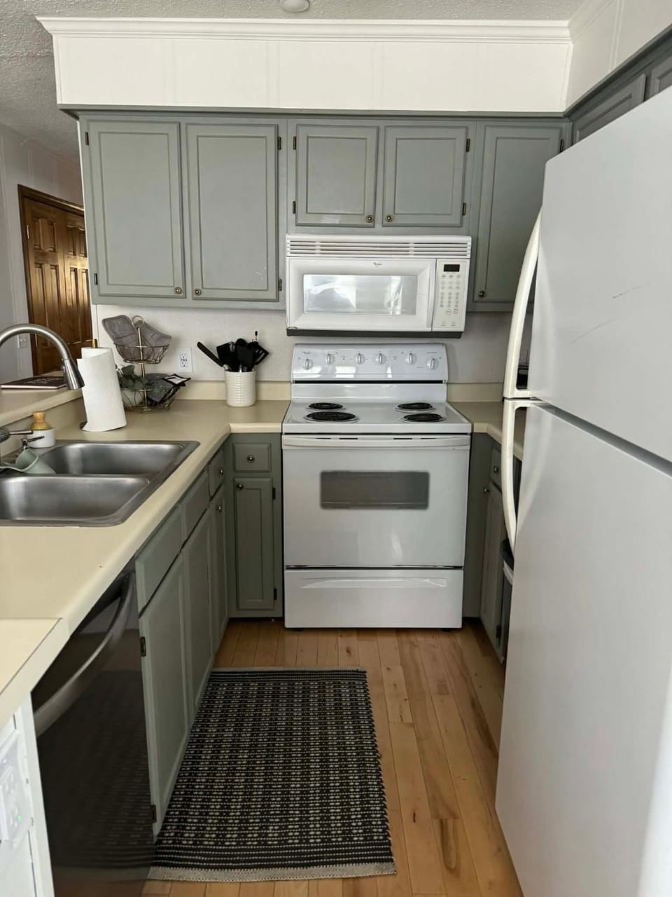 Kitchen or kitchenette, dishwasher, oven, stove, kitchen