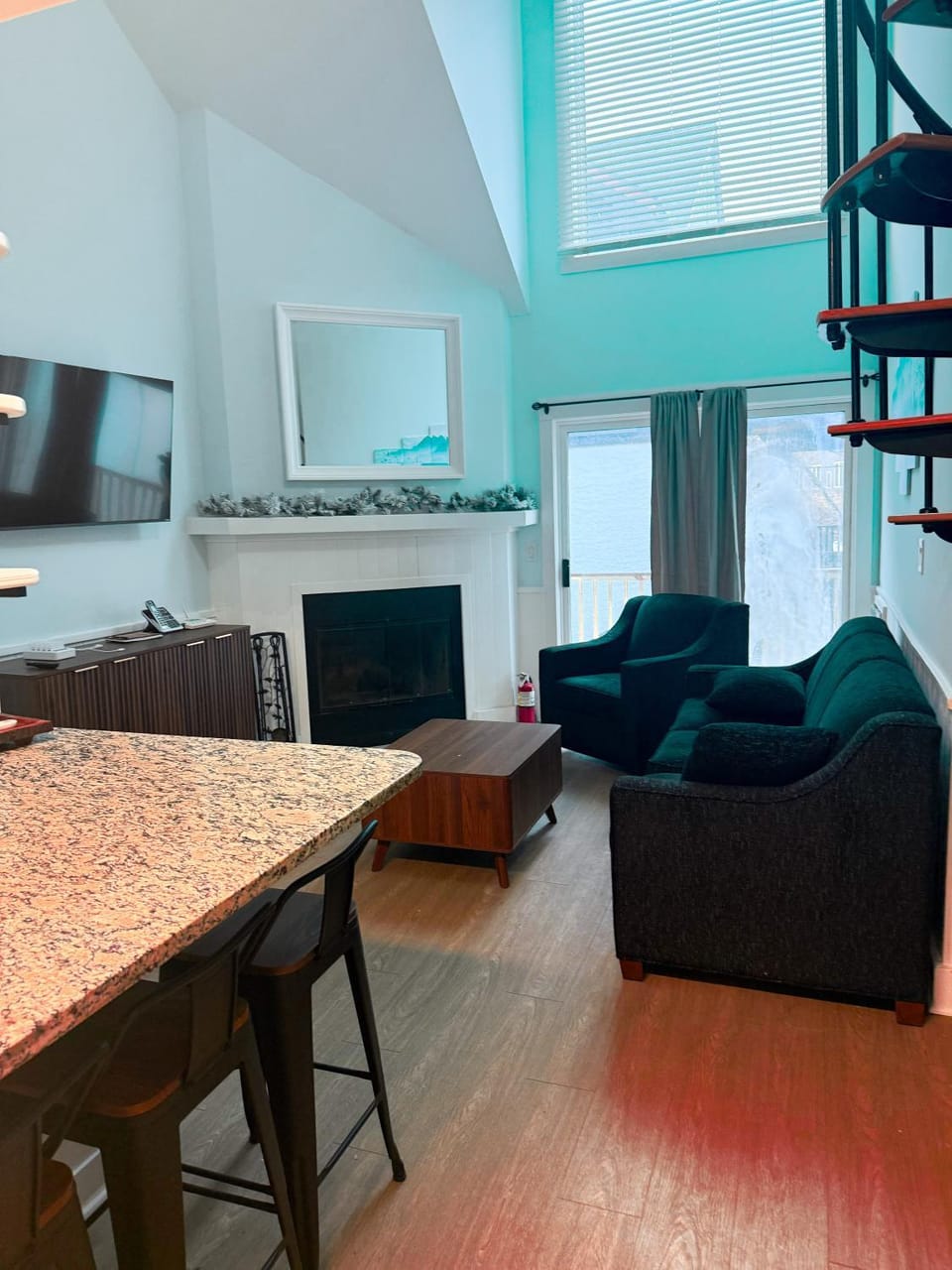 TV and multimedia, Living room, Seating area, Dining area
