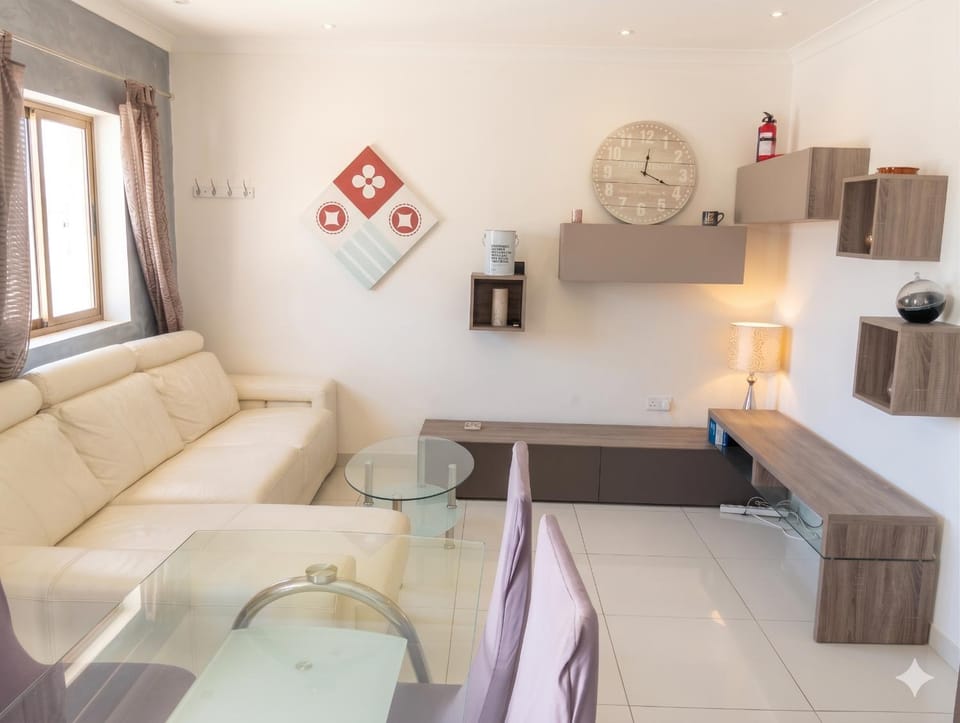 Modern room in prime area for beaches & nightlife! -Fast & easy self check in -Independent access -No Family sharing -Private bathroom - Pembroke Gardens location Vacation rental in Saint Julians