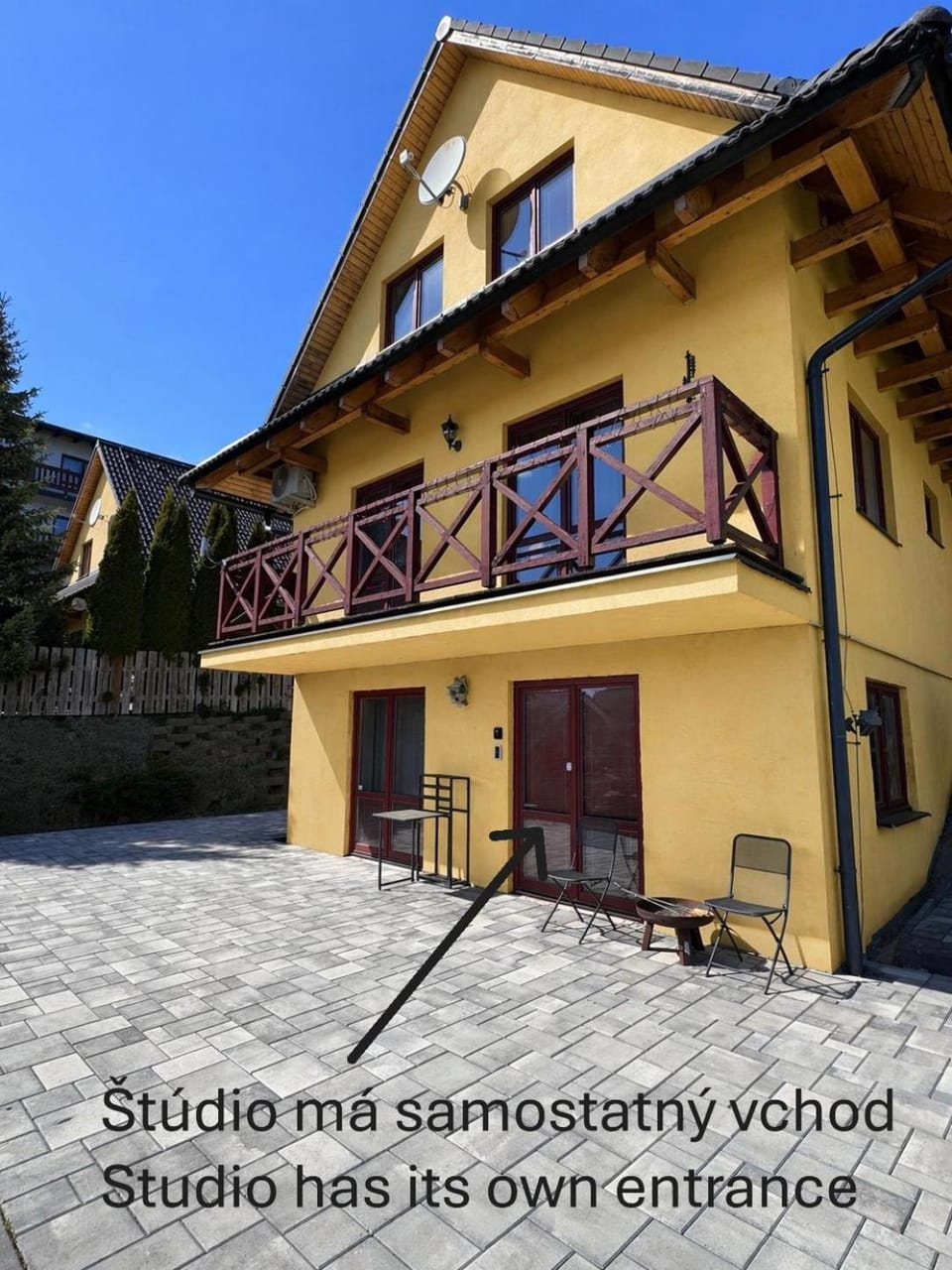 Facade/entrance, Balcony/Terrace