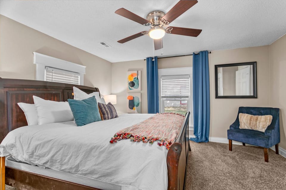 2-Bed Retreat Near KU Med WFenced Yard 32 House in Kansas City