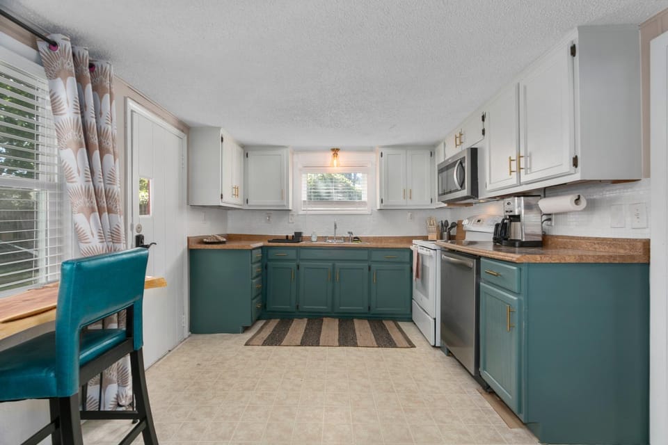 2-Bed Retreat Near KU Med WFenced Yard 32 House in Kansas City