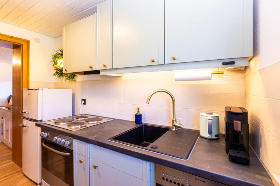 Coffee/tea facilities, dishwasher, oven, kitchen