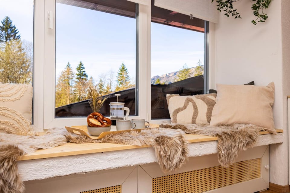 Day, Natural landscape, View (from property/room), Living room, Seating area, Mountain view, Breakfast