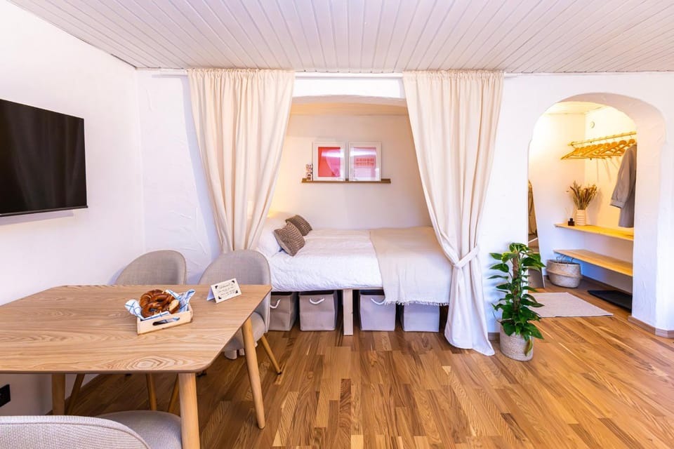 Bed, TV and multimedia, Seating area, Dining area, Bedroom