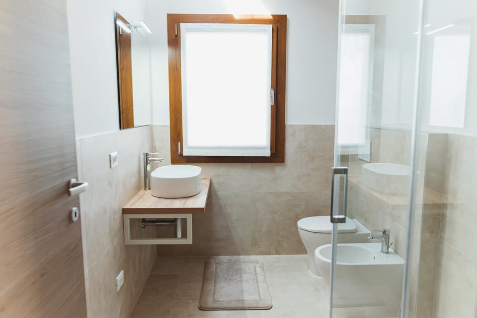 Shower, Toilet, Bathroom, bidet, towels