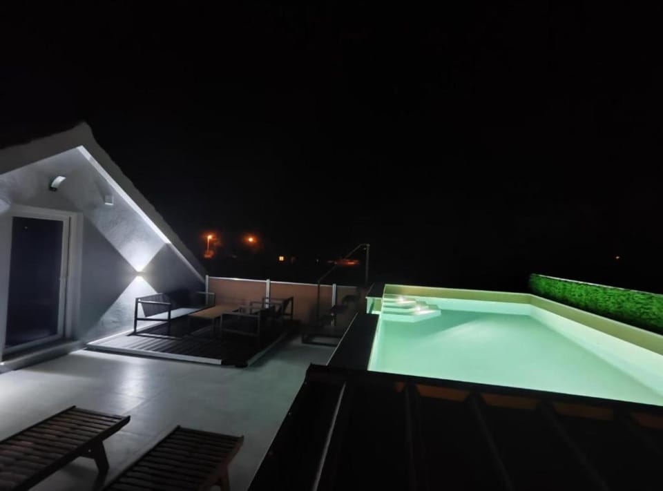 Swimming pool, Swimming pool
