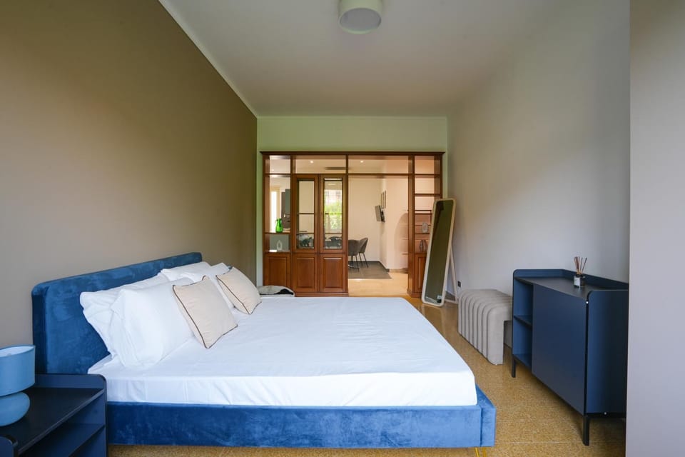 Bed, Living room, Photo of the whole room, Seating area, Bedroom