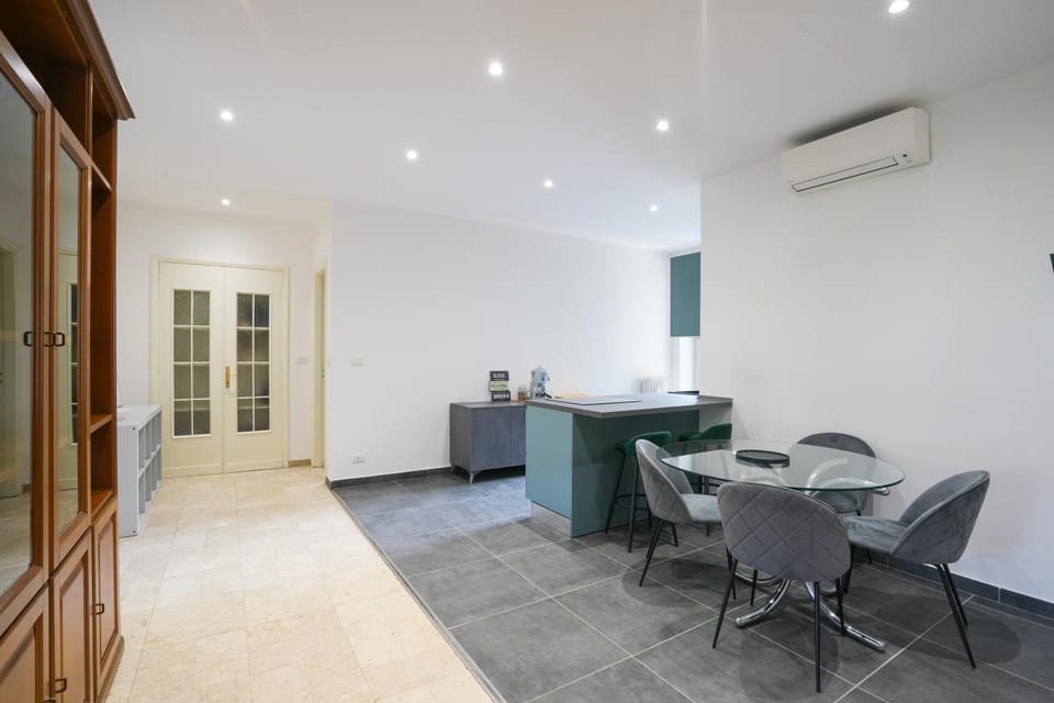 Kitchen or kitchenette, Living room, Seating area, Dining area, air conditioner