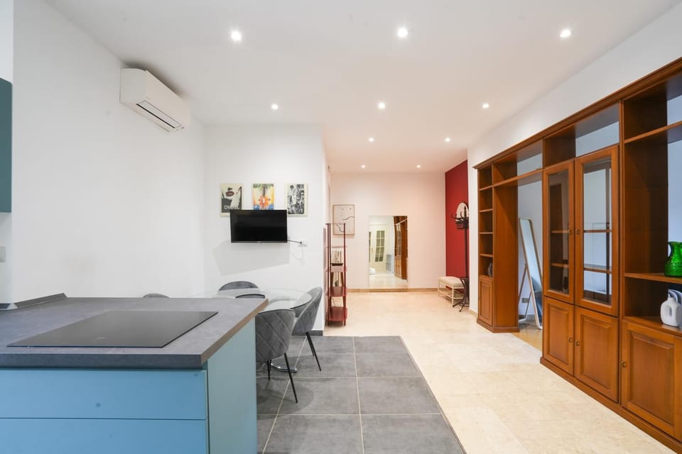 Bed, TV and multimedia, Kitchen or kitchenette, Living room, Photo of the whole room, Seating area, Bedroom, air conditioner