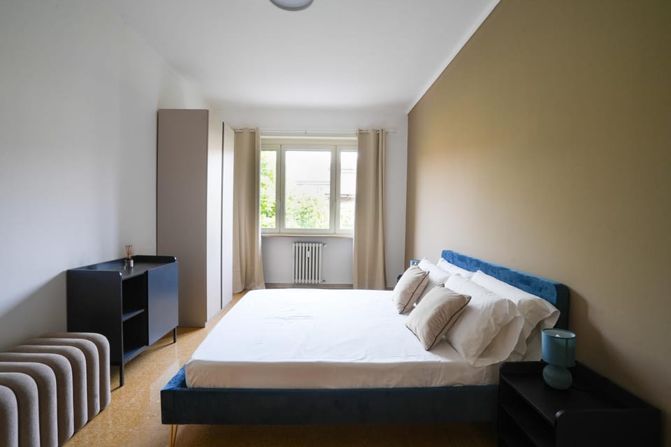 Bed, TV and multimedia, Living room, Photo of the whole room, Seating area, Evening entertainment, Bedroom