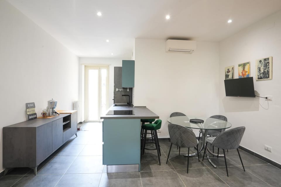 TV and multimedia, Kitchen or kitchenette, Living room, Seating area, Dining area, stove