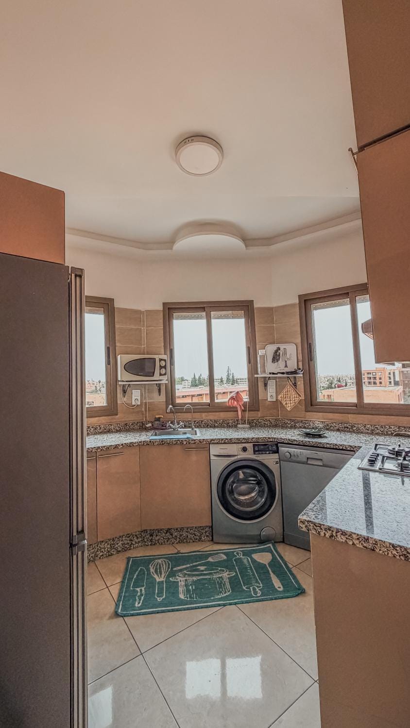 Kitchen or kitchenette, dishwasher, stove