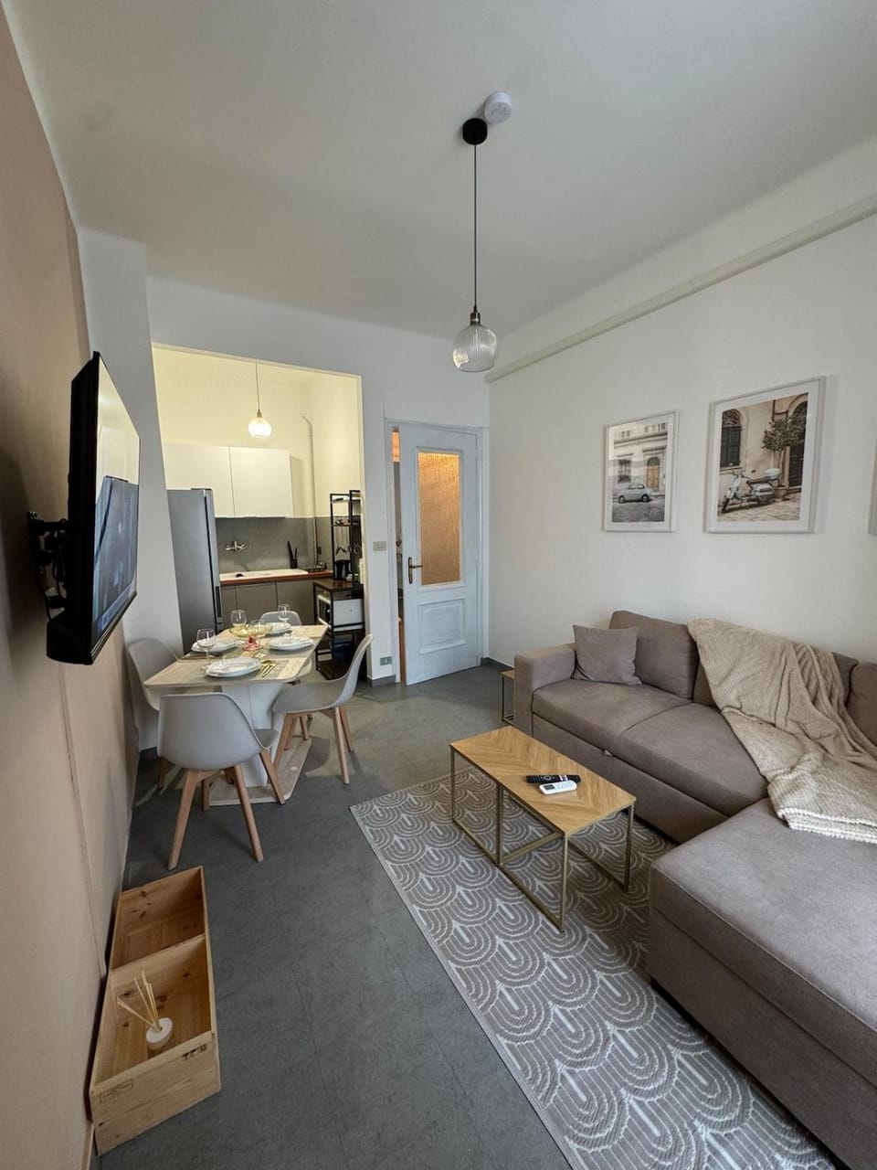 TV and multimedia, Living room, Dining area