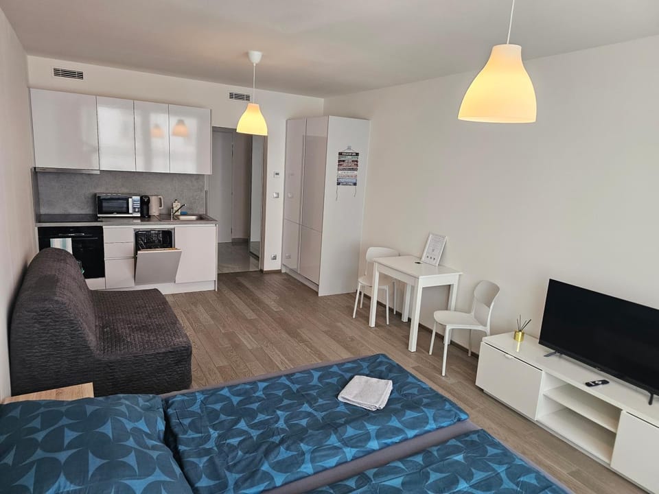 Centre Design Suite O2 Arena - Parking - large glass balcony - plátce DPH - big TV - Coffee, 24-7 Self Check-in Apartment in Prague