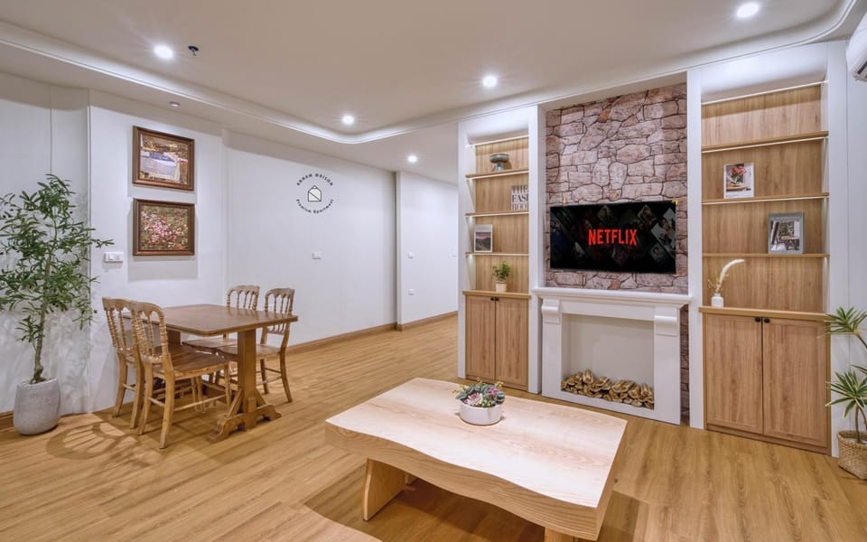 TV and multimedia, Kitchen or kitchenette, Living room, Seating area, Dining area