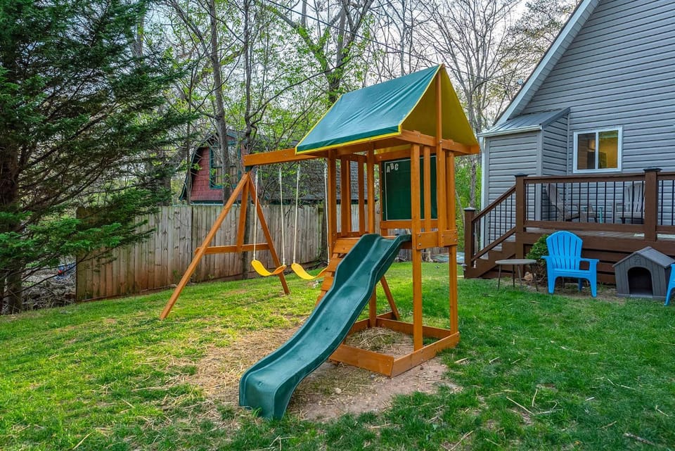 Stargazing Dome Hot Tub Family Fun BBQ Grill House in Swannanoa