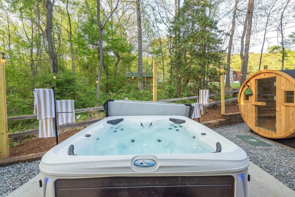 Stargazing Dome Hot Tub Family Fun BBQ Grill House in Swannanoa