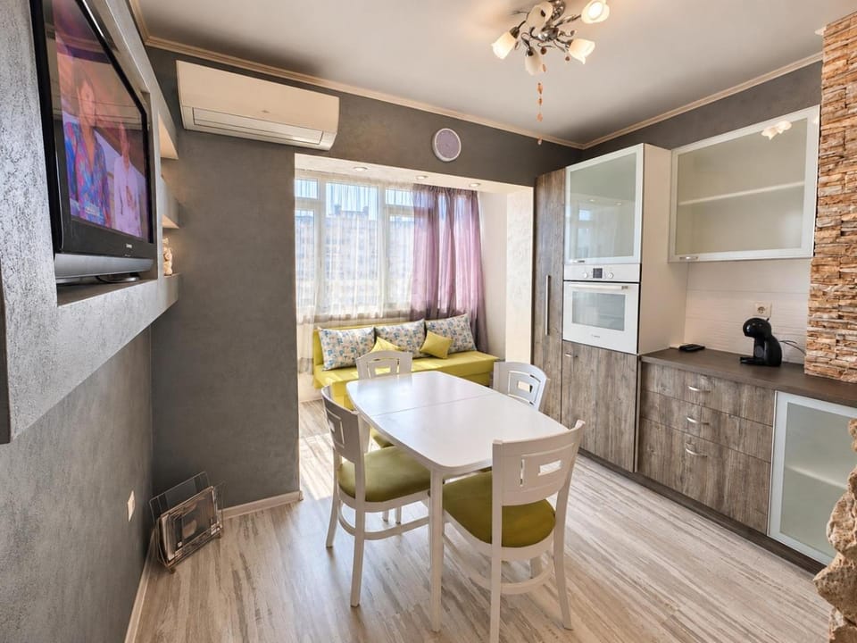 TV and multimedia, Kitchen or kitchenette, Living room, Seating area, Dining area