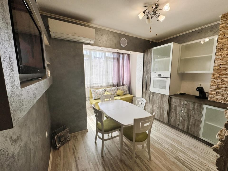 TV and multimedia, Kitchen or kitchenette, Living room, Seating area, Dining area, oven