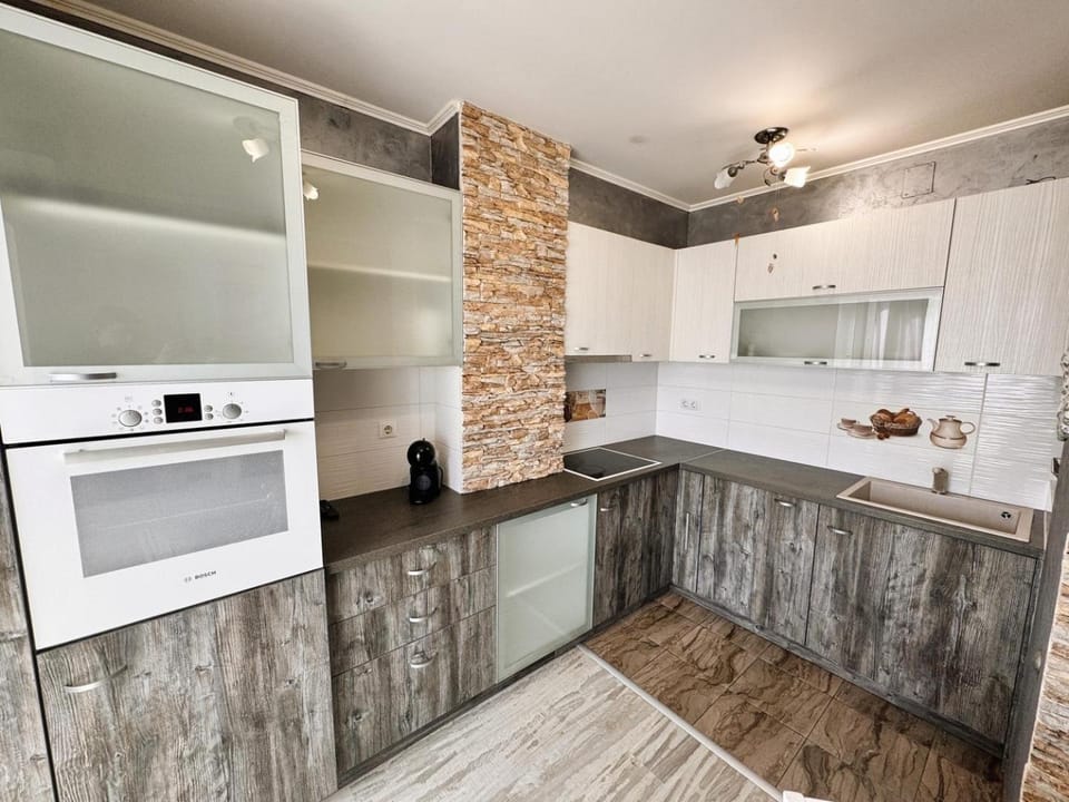 Kitchen or kitchenette, oven, pet friendly, stove