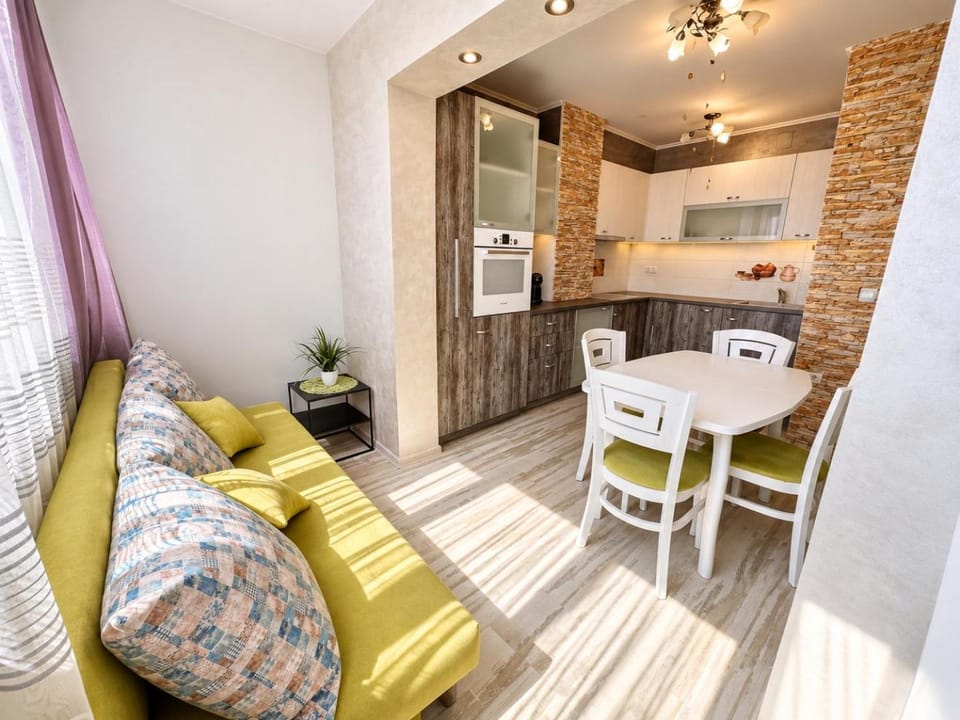 Kitchen or kitchenette, Living room, Photo of the whole room, Seating area, Dining area, pet friendly, stove