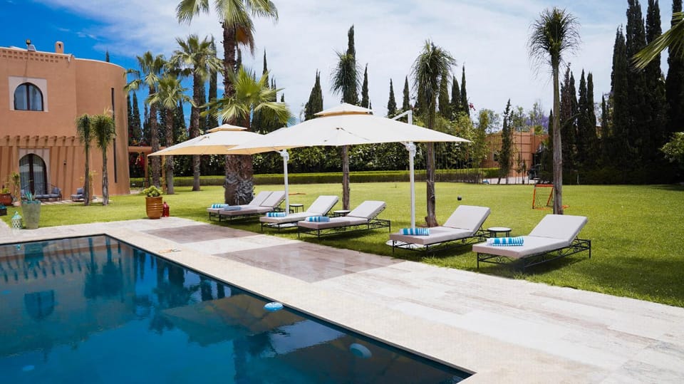 Property building, Patio, Spring, Day, Garden, Garden view, Pool view, Swimming pool, sunbed