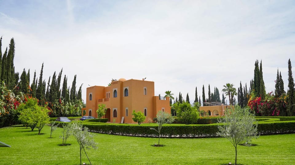 Property building, Nearby landmark, Spring, Day, Natural landscape, Garden, Garden view, Landmark view