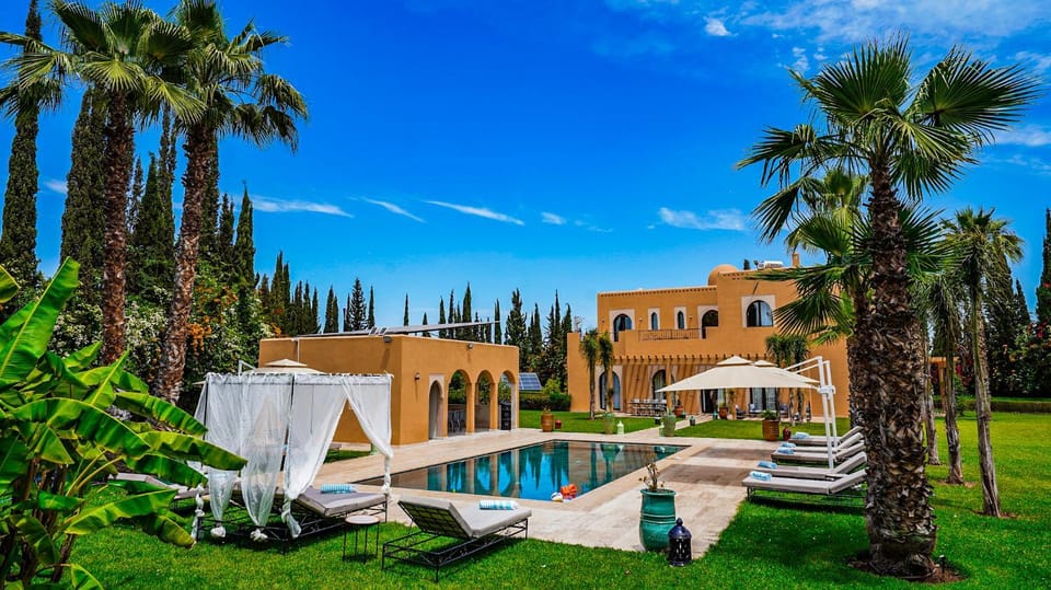 Property building, Communal lounge/ TV room, Spring, Day, Natural landscape, Garden, Evening entertainment, Garden view, Pool view, Swimming pool, sunbed
