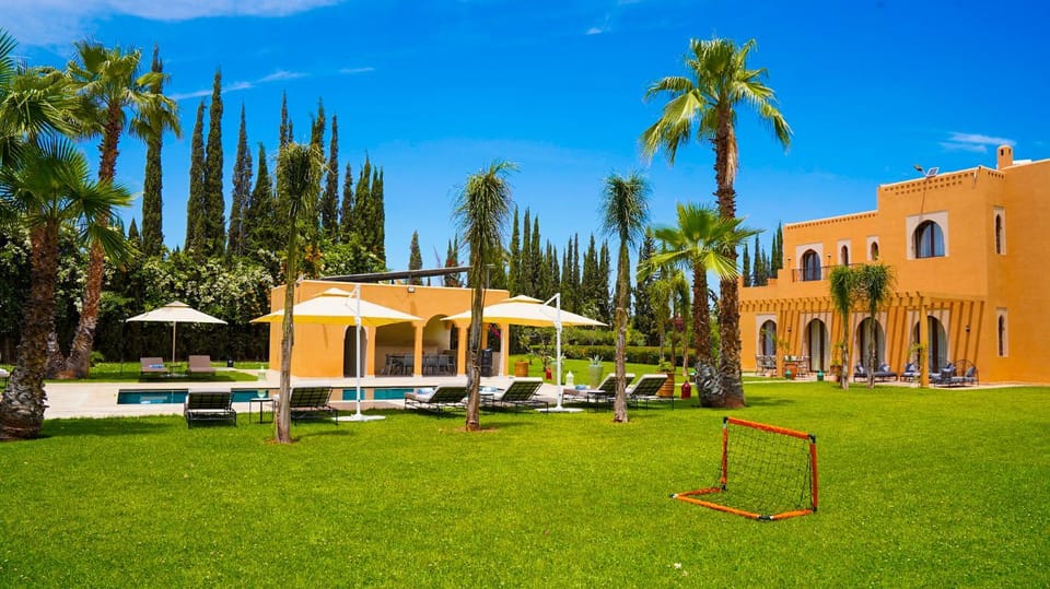 Property building, Spring, Day, Natural landscape, Garden, Garden view, Pool view, Swimming pool, sunbed