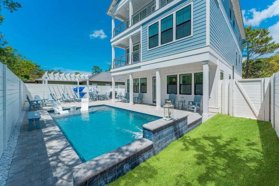 Oceana! New 30A home, 3 min to beach, with Golf Cart House in South Walton County