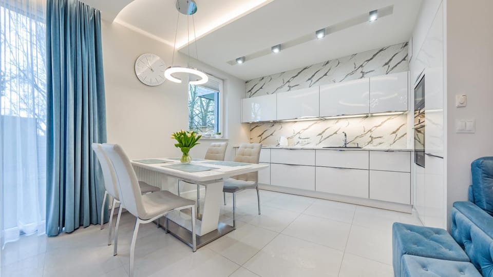 Kitchen or kitchenette, Dining area