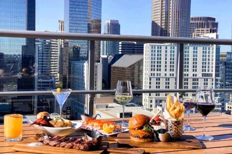 Best of Both luxury Worlds - Mins to Uptown and CLT Airport Apartment in Charlotte