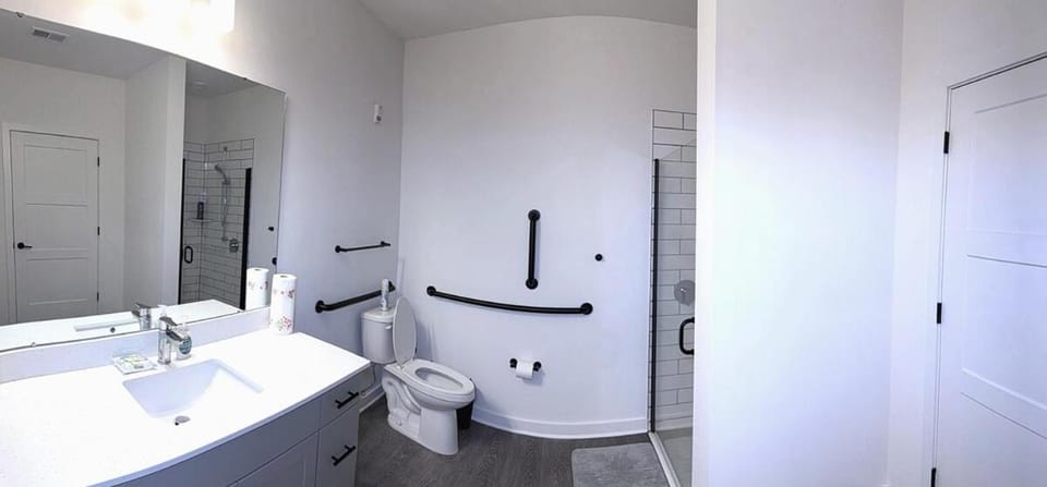 Best of Both luxury Worlds - Mins to Uptown and CLT Airport Apartment in Charlotte
