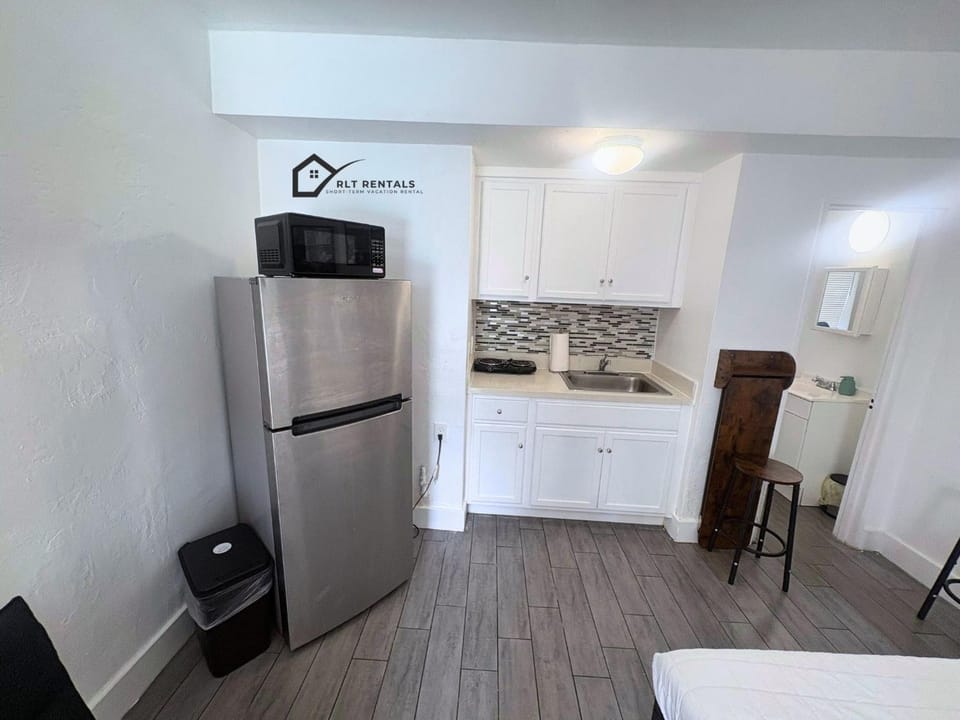Your home away from home 111 Apartment in Hollywood