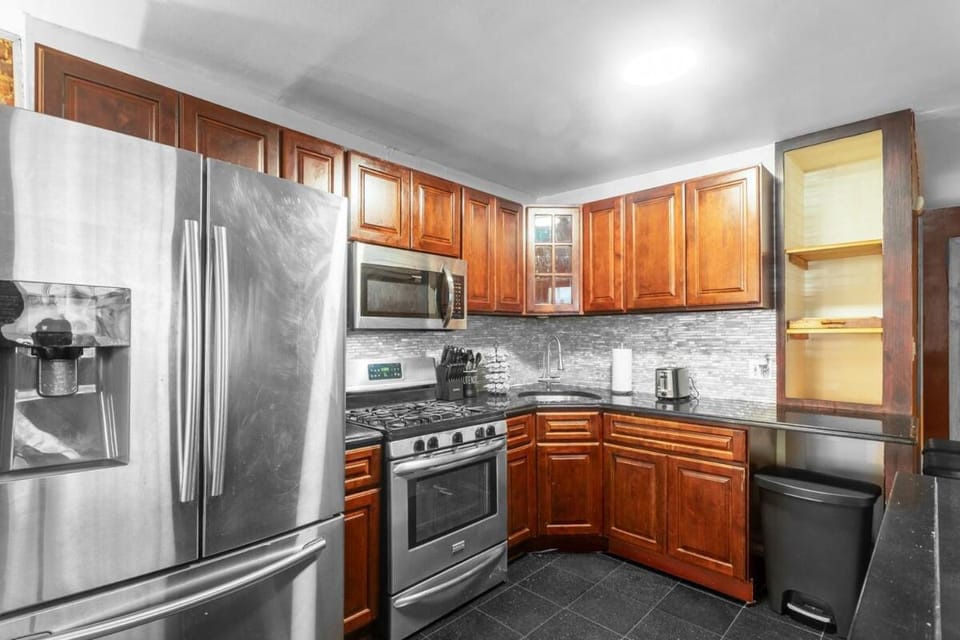 The Boca Abode - 2BR 2BTH w Jacuzzi Tub & Private Backyard Apartment in Bedford-Stuyvesant