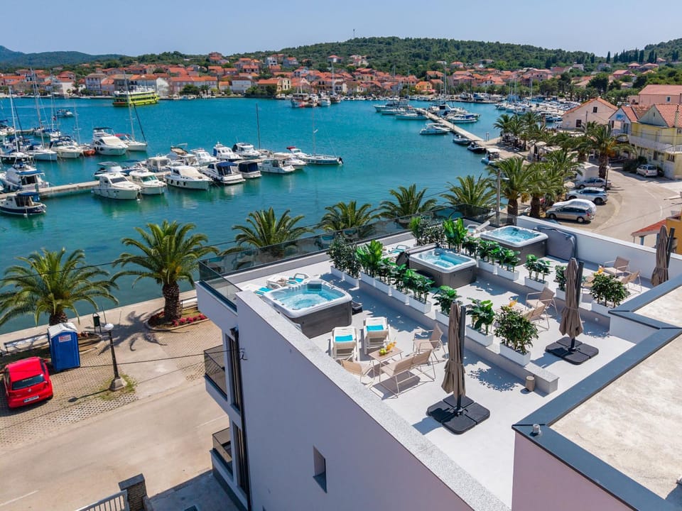 Beach, Sea view, Location, Parking