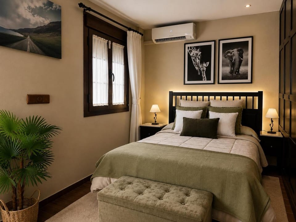 Bed, Photo of the whole room, Bedroom, air conditioner